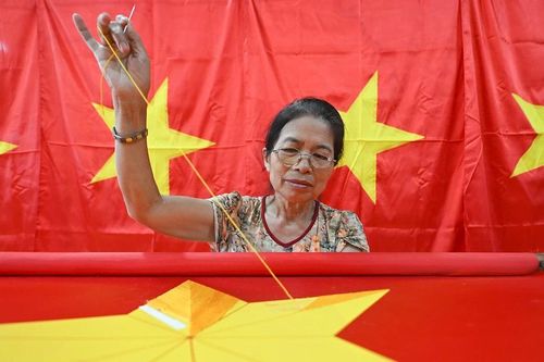 Ngôi làng 'thổi hồn' Quốc kỳ tất bật dịp 2/9
