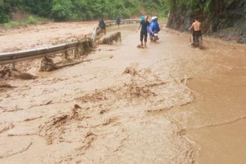Hòa Bình: Mưa lớn, 2 em học sinh bị nước lũ cuốn trôi tử vong trên đường đi học về