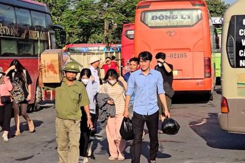 Người dân về quê từ sáng sớm trong ngày đầu nghỉ lễ Quốc khánh để tránh tắc đường
