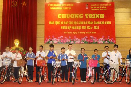 Báo Giáo dục và Thời đại phối hợp trao tặng xe đạp cho học sinh có hoàn cảnh khó khăn