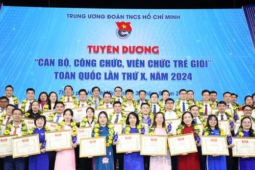 Tuyên dương 85 tấm gương chuẩn mực về thực thi văn hóa, đạo đức công vụ