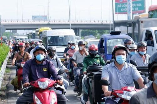 Ngày đầu kỳ nghỉ 2/9: Nhà ga, bến xe đông đúc, sân bay Tân Sơn Nhất thông thoáng bất ngờ