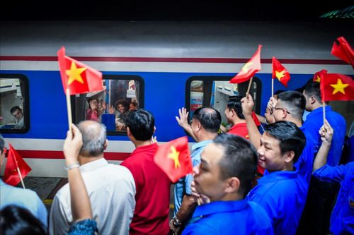 Ga Hà Nội rực sắc đỏ trong Tết Độc lập