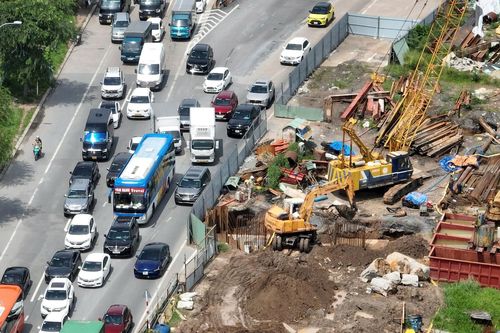 Trung tâm TP.HCM hạ nhiệt, các cửa ngõ đông đúc trong ngày đầu nghỉ lễ