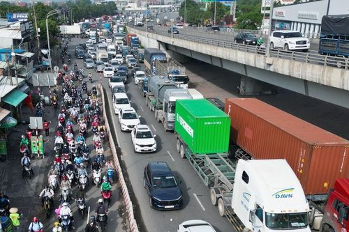 Cửa ngõ phía Đông TPHCM ùn tắc nghiêm trọng ngày đầu nghỉ lễ