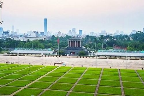 Quảng trường trước Lăng Chủ tịch Hồ Chí Minh có bao nhiêu ô cỏ?