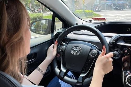 Giới trẻ Hà Nội đổ xô học bằng lái, tự chạy ô tô đi làm