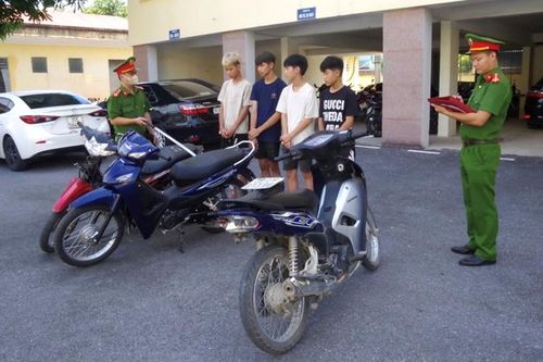Phê chuẩn khởi tố 4 đối tượng thanh, thiếu niên 'chặt biển số xe máy' cướp tài sản