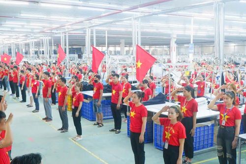 Công nhân Nghệ An 'nhuộm đỏ' nhà xưởng bằng cờ Tổ quốc