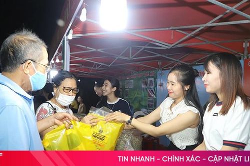 Thỏa sức mua sắm tại hội chợ sản phẩm tiêu biểu Hà Tĩnh