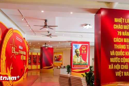 Tham quan triển lãm trưng bày 150 bức ảnh lịch sử của dân tộc dịp Quốc khánh 2/9
