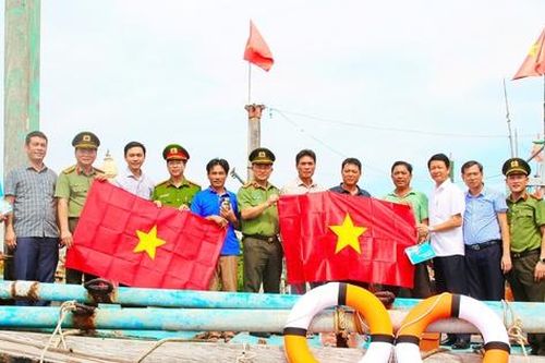 Công an Nghệ An trao hàng nghìn lá cờ Tổ quốc cho ngư dân vươn khơi, bám biển