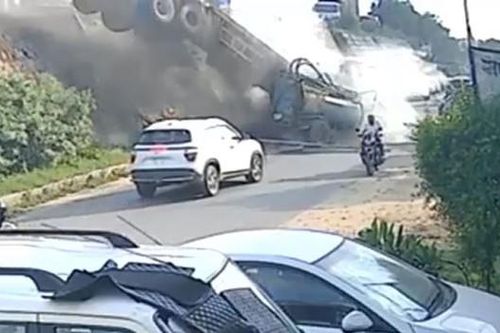 Clip: Xe đầu kéo đâm gãy lan can đường cao tốc, đè bẹp đầu máy cày