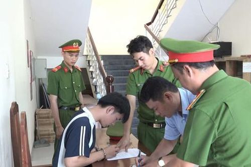 Bắt giam đối tượng cầm gậy gỗ đánh vào đầu 1 thanh niên