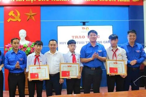 Hà Tĩnh: Ba nam sinh cứu người nhận huy hiệu Tuổi trẻ dũng cảm
