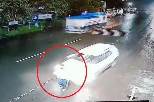 Clip: Ô tô tông văng người đi bộ rồi bỏ chạy khỏi hiện trường