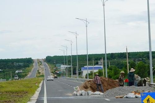Bình Thuận: Huy động nhân công, máy móc khắc phục sạt lở ở đường 1.000 tỷ đồng