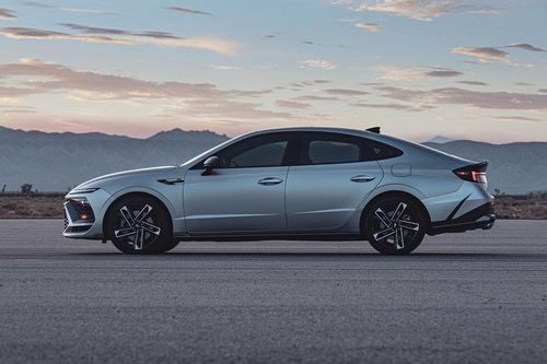 'Kẻ ngáng đường' Toyota Camry chốt giá từ 617 triệu đồng: Thiết kế ấn tượng, công suất 290 mã lực