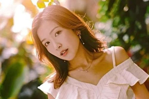Á hậu yêu tỷ phú hơn 26 tuổi, được tặng biệt thự 320 tỷ đồng hiện ra sao?