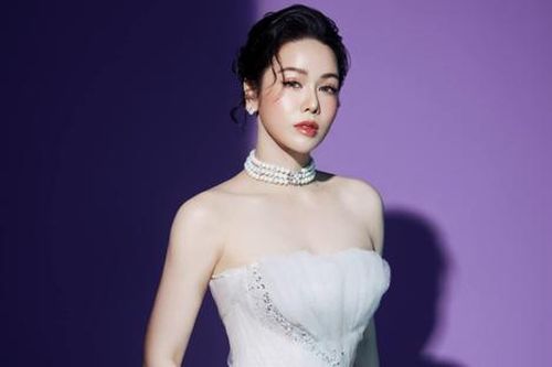 Nhật Kim Anh diện váy trễ nải khoe đôi gò bồng đảo căng tràn