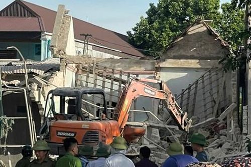 Nổ lớn trong ngôi nhà ở Nghệ An: 2 vợ chồng nạn nhân chưa kịp an táng thì tiếp tục nổ lớn