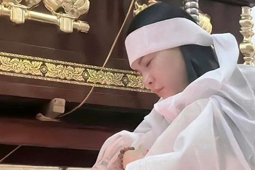 Kiều Minh Tuấn gửi hoa viếng bố Cát Phượng
