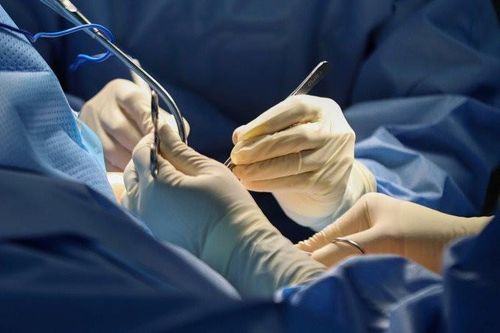 Bé 8 tuổi bị lồng máy giặt cuốn đứt cánh tay