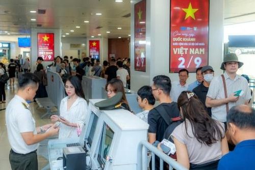 Ngày đầu tiên dịp lễ 2/9: 95.000 hành khách qua sân bay Nội Bài, an ninh tăng cường cấp độ 1