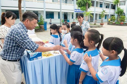 Tổ chức 'gian hàng không đồng' cho học sinh có hoàn cảnh khó khăn trước thềm năm học mới