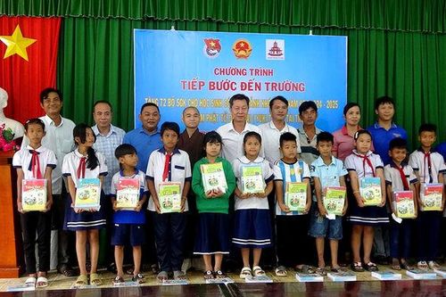 Chùa Thanh Tuyền hỗ trợ sách giáo khoa cho học sinh đồng bào dân tộc thiểu số Khmer