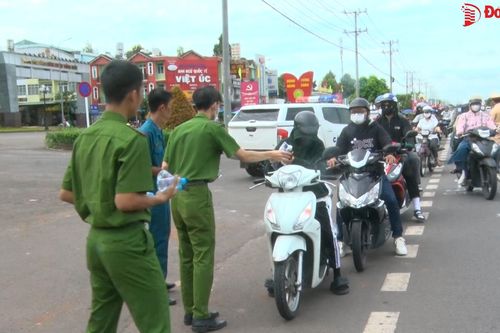 Công an Thống Nhất tiếp sức cho người dân về quê nghỉ lễ