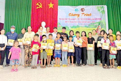 Tặng quà Tết Trung thu cho trẻ em khuyết tật, trẻ em có hoàn cảnh khó khăn