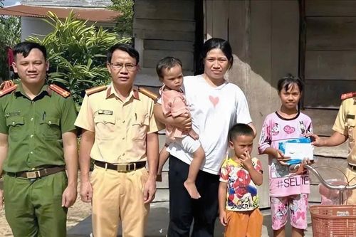 Ayun Pa: Học sinh có hoàn cảnh đặc biệt khó khăn được tặng quà