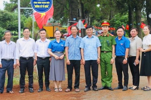 Huyện Đoàn Chư Păh thực hiện công trình 'Đường cờ Tổ quốc' tại khu vực hàng thông trăm tuổi