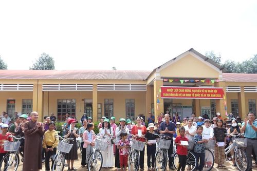 Hàng trăm học sinh khó khăn huyện Ia Grai nhận quà trước thềm năm học mới
