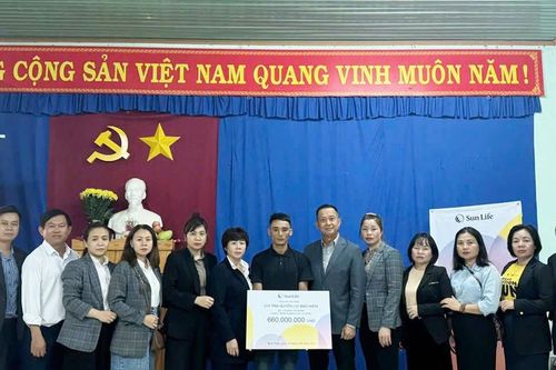 Sun Life Việt Nam chi trả quyền lợi bảo hiểm cho thân nhân khách hàng bị đuối nước ở tỉnh Kon Tum