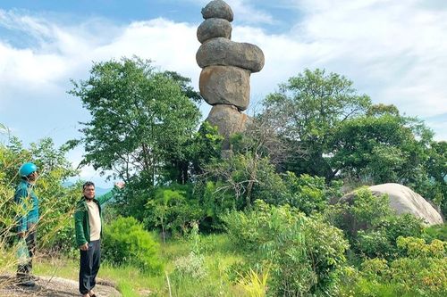 Kỳ bí hòn đá chồng ở Chư Glap