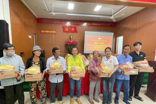 Mặt trận phường Vạn Thắng tặng quà cho nhiều hộ cận nghèo, khó khăn
