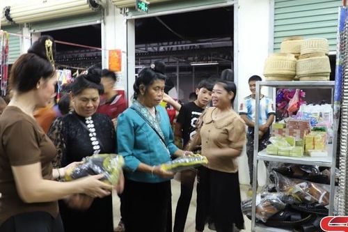 Khai mạc Phiên chợ vùng cao biên giới Phiêng Khoài