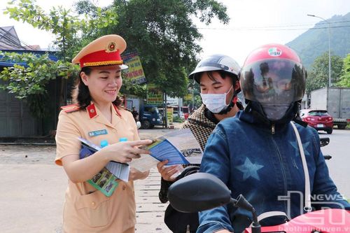 Cấp phát nước và tờ rơi tuyên truyền an toàn giao thông dịp lễ Quốc khánh