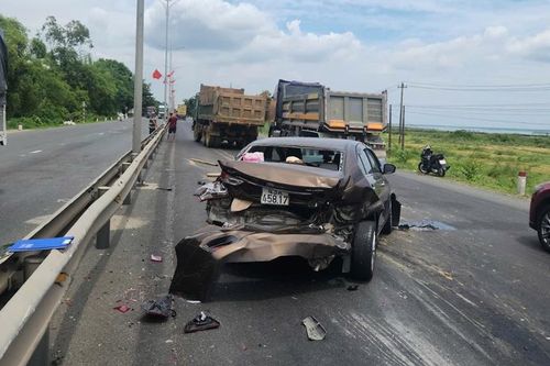 Ô tô con toác nát phần đầu và đuôi do va chạm với xe ben