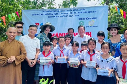 Khánh thành cầu dân sinh, tặng quà các em học sinh trước thềm năm học mới