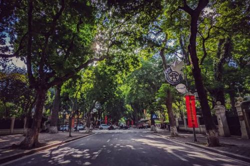 Ngày đầu nghỉ lễ, miền Bắc vùng núi mưa dông, đồng bằng oi nóng