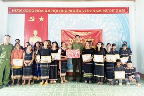 Công an xã mở lớp học tình thương gieo con chữ, trao sinh kế