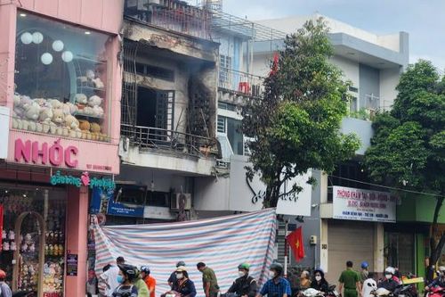 Cháy tiệm tạp hóa trong đêm, 3 người trèo qua mái nhà hàng xóm kịp thoát nạn