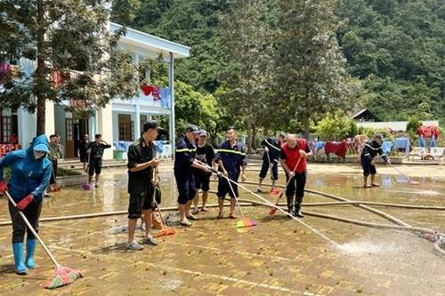 Hỗ trợ khắc phục thiệt hại mưa lũ tại xã Quang Vinh, huyện Trùng Khánh