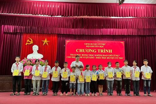Trao học bổng 'Học không bao giờ cùng' cho học sinh vượt khó - hiếu học tại Thái Bình
