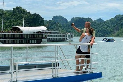 Ngắm vịnh Hạ Long trên phà qua biển Tuần Châu - Cát Bà