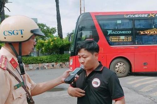 TPHCM: CSGT chủ động kiểm tra tài xế xe khách trước kỳ nghỉ lễ