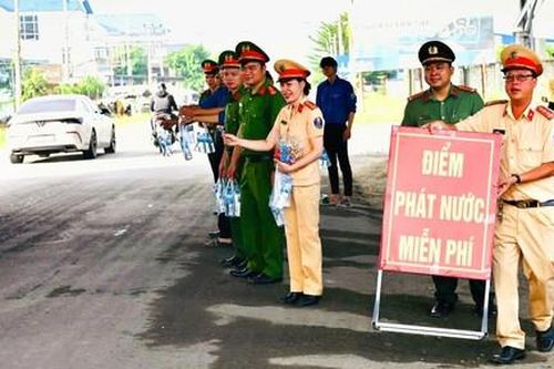 Công an trao 'chai nước nghĩa tình' cho người dân trên đường về quê